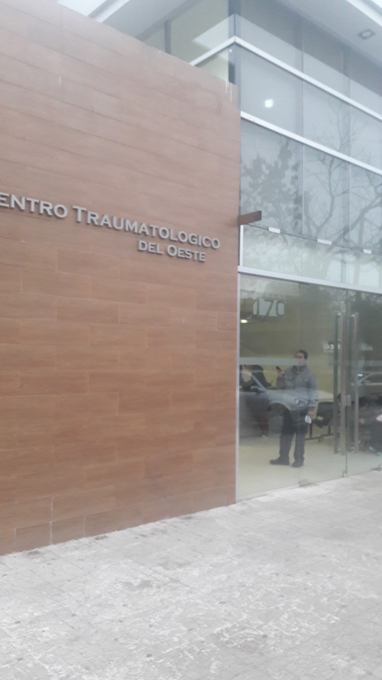 Fachada e ingreso principal del Centro Traumatológico del Oeste
