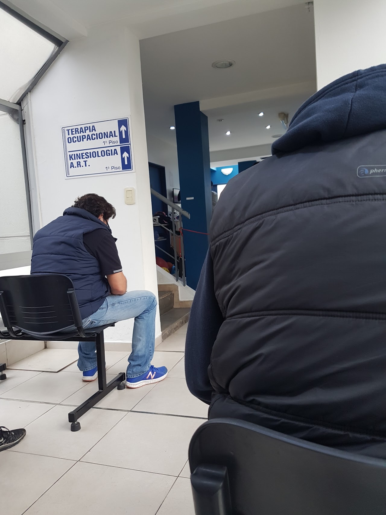 Sala de espera con cartelería de Kinesiología y Terapia Ocupacional